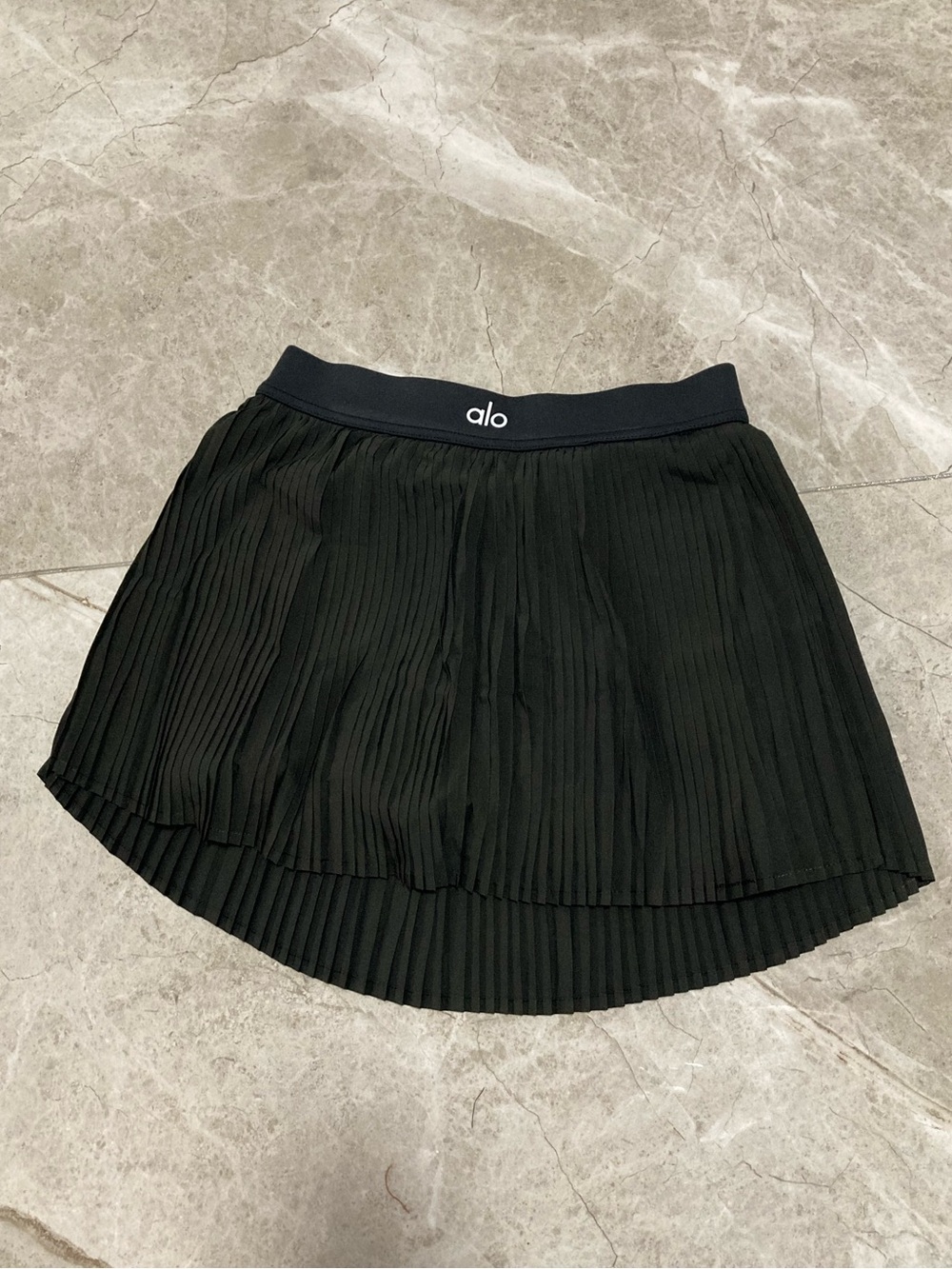 ALO Yoga Black Pleated Skort with Black Logo Crop Tank - Picture 5 of 6